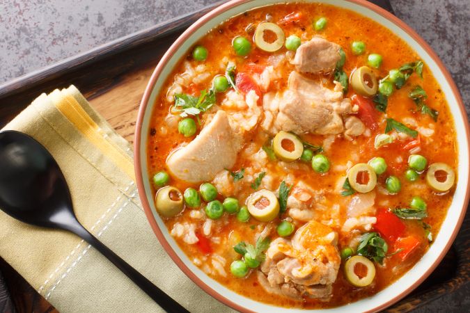 Agregar arroz a la sopa le da más cuerpo.