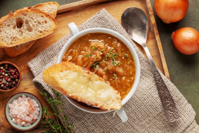 La sopa de cebolla es un clásico para los días fríos.