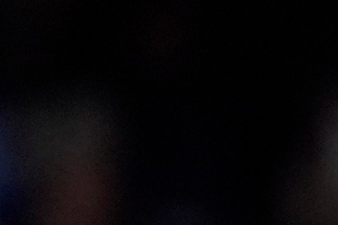 Juan Soto, de los Yankees de Nueva York, se quita los guantes de bateo después de hacer un roletazo contra los Yankees de Nueva York para cerrar la tercera entrada del tercer juego de la Serie Mundial de béisbol, el lunes 28 de octubre de 2024, en Nueva York. (Foto AP/Godofredo A. Vásquez).