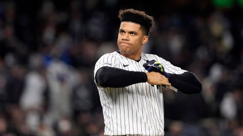 Juan Soto, de los Yankees de Nueva York, se quita los guantes de bateo después de hacer un roletazo contra los Yankees de Nueva York para cerrar la tercera entrada del tercer juego de la Serie Mundial de béisbol, el lunes 28 de octubre de 2024, en Nueva York. (Foto AP/Godofredo A. Vásquez).