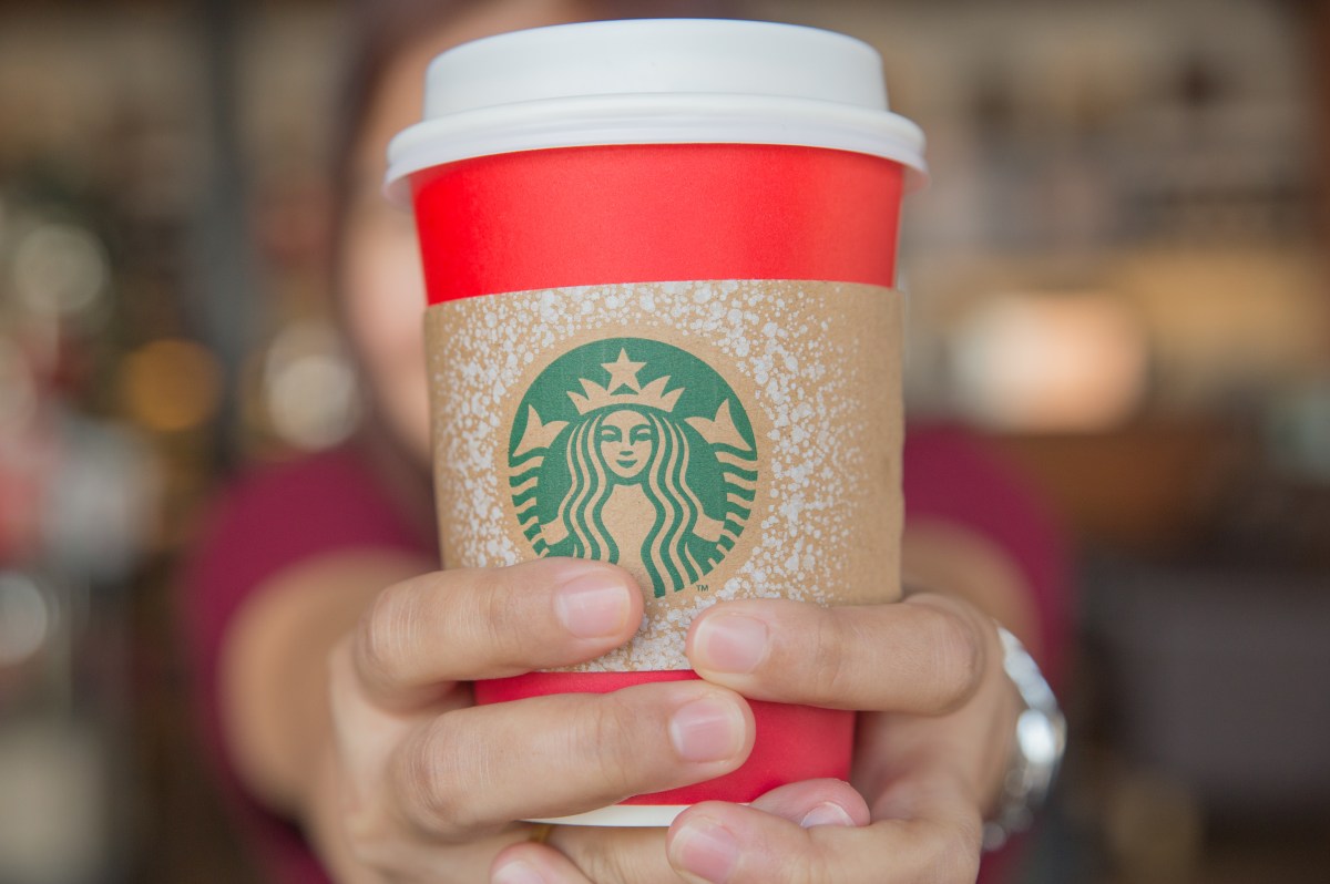 Vasos navideños gratis en Starbucks con la compra de cualquier bebida