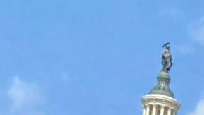 Fotografía de archivo del 15 de septiembre de 2024 de inmigrantes centroamericanos manifestándose para pedir un permiso de Estatus de Protección Temporal (TPS), en Washington (EE.UU.).