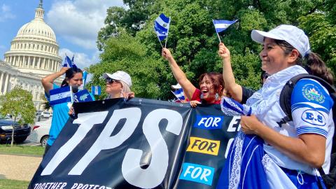 Fotografía de archivo del 15 de septiembre de 2024 de inmigrantes centroamericanos manifestándose para pedir un permiso de Estatus de Protección Temporal (TPS), en Washington (EE.UU.).