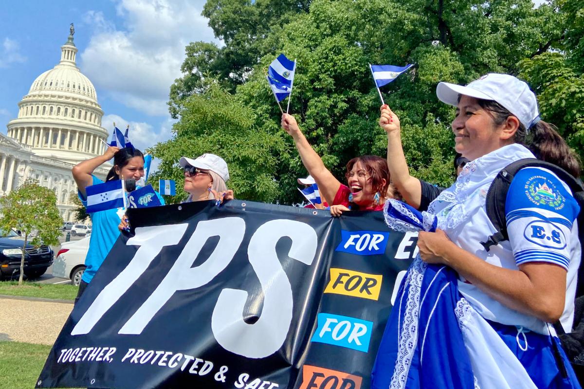 Inmigrantes piden “valentía” a Biden para extender el TPS antes de que asuma Trump