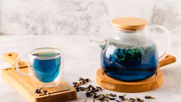 El té azul tiene propiedades que ayudan a controlar el colesterol en sangre.