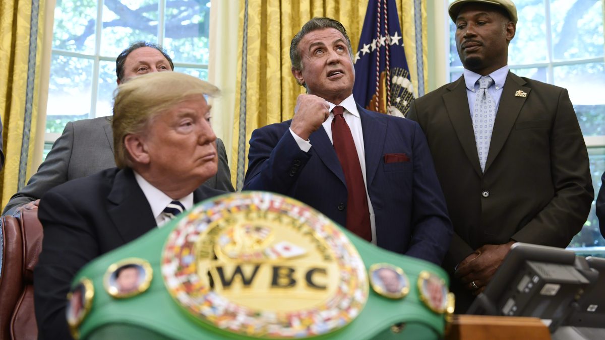 Sylvester Stallone otorga a Trump el título del Consejo Mundial de Boxeo