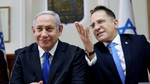 Exjefe de gabinete de Benjamín Netanyahu acusado de extorsión para alterar actas del 7 de octubre