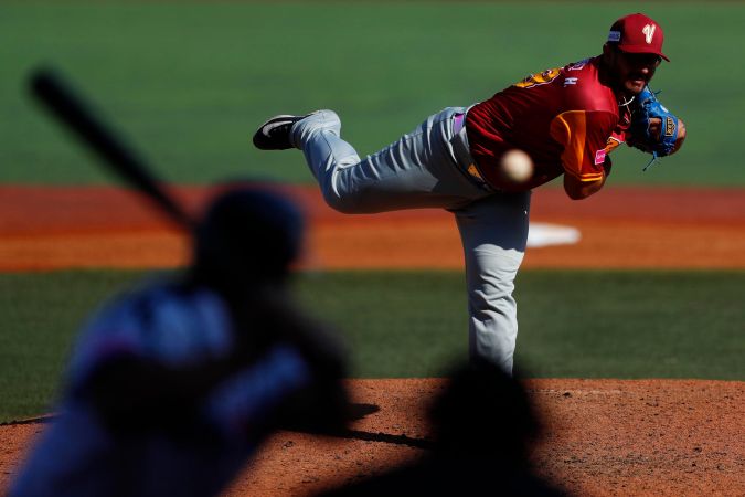 Nivaldo Rodríguez de Venezuela lanza una bola ante Panamá este domingo en un juego del Premier 12 de la Confederación Mundial de Béisbol y Sóftbol (WBSC).