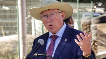 Ken Salazar, habla durante una rueda de prensa en la ciudad de Tijuana, en el estado de Baja California, México.