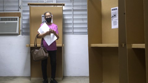 Votante con papeleta en escuela de Carolina, Puerto Rico