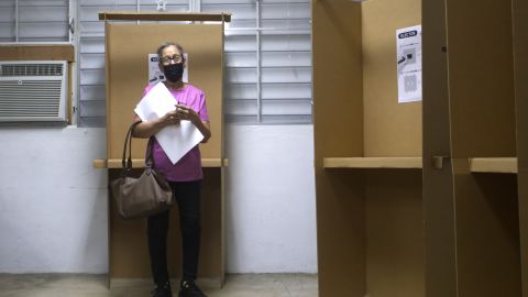 Votante con papeleta en escuela de Carolina, Puerto Rico