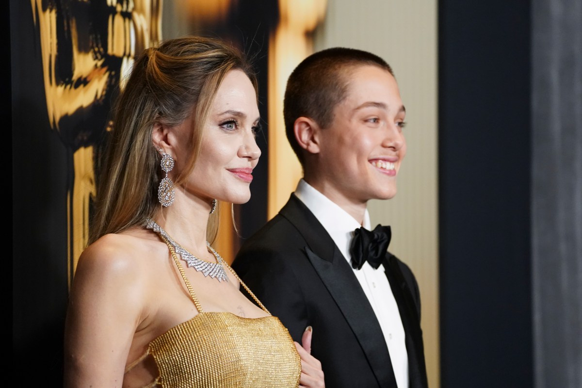 Angelina Jolie sorprende al aparecer con su hijo Knox en una alfombra roja