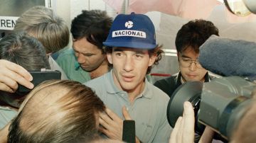 Ayrton Senna habla con la prensa durante el GP de Japón en 1990.