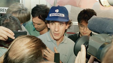 Ayrton Senna habla con la prensa durante el GP de Japón en 1990.