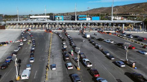 Fotografía aérea de vehículos esperando para cruzar la frontera hacia EE.UU.