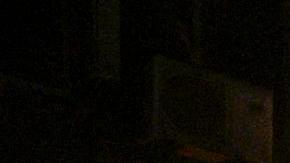 La gente se reúne para comprobar los daños tras una explosión en la calle Mar Elias, Beirut, Líbano, el 17 de noviembre de 2024.