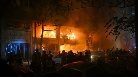 La gente se reúne para comprobar los daños tras una explosión en la calle Mar Elias, Beirut, Líbano, el 17 de noviembre de 2024.