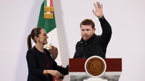 La presidenta de México, Claudia Sheinbaum (i), saluda al boxeador mexicano Saúl 'Canelo' Álvarez durante una rueda de prensa este viernes.