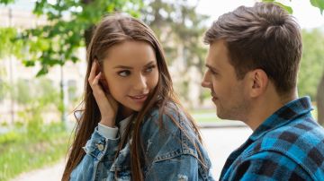 Además de aprovechar tus atributos femeninos, no te olvides del poder que desprende el contacto visual.