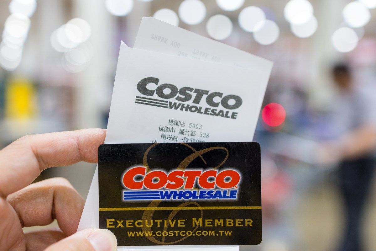 Trabajador de Costco impide que esposo pague por su esposa