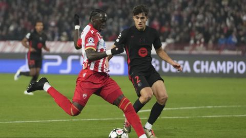 Pau Cubarsi defiende el ataque de Cherif Ndiaye durante el partido de Champions League entre el Estrella Roja y el Barcelona.