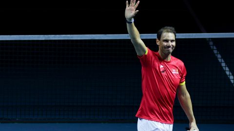 Rafa Nadal se despide de la arena de Málaga durante la Copa Davis 2024.