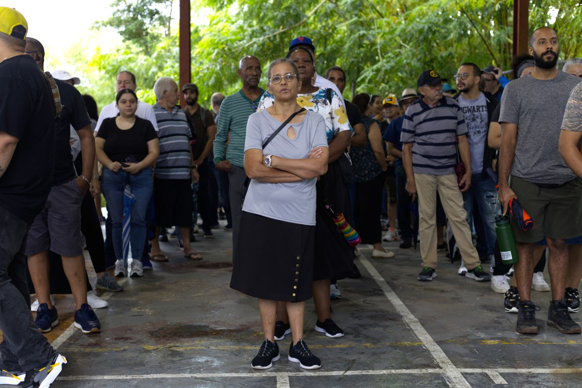 Elecciones en Puerto Rico: cierran los colegios de votación con votantes aún haciendo fila