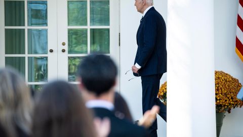 El presidente de Estados Unidos, Joe Biden, regresa a la Oficina Oval después de pronunciar un discurso sobre los resultados de las elecciones presidenciales.