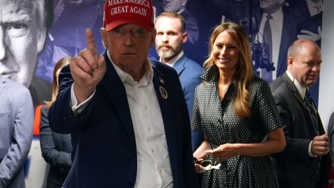 Donald Trump y Melania agradecen a su personal de campaña por el "gran trabajo"