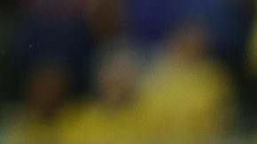 AMDEP384. SALVADOR (BRASIL), 19/11/2024.- Vinicius Jr (d) de Brasil disputa el balón con José María Giménez de Uruguay este martes, en un partido de las eliminatorias sudamericanas para el Mundial de 2026 entre Brasil y Uruguay, en el estadio Arena Fonte Nova en Salvador (Brasil). EFE/ Isaac Fontana