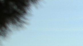 Jóvenes juegan en un campo de fútbol en Madrid, España. Imagen referencial.