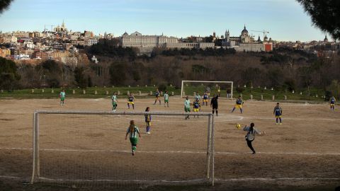 Jóvenes juegan en un campo de fútbol en Madrid, España. Imagen referencial.