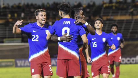 Ricardo Pepi celebra su gol con sus compañeros de la selección de fútbol de Estados Unidos.