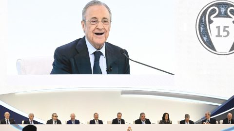 El presidente del Real Madrid, Florentino Pérez (c), interviene durante la Asamblea General del club.