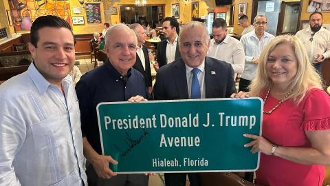 Los promotores del cambio de nombre a "Avenida Donald Trump", Florida.
