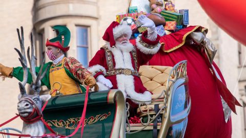 La llegada de Santa Claus en su trineo es uno de los momentos más anhelados por los espectadores en el desfile de Macy's.