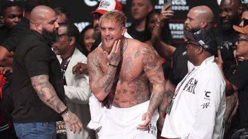 Jake Paul reacciona tras haber sido abofeteado por Mike Tyson.