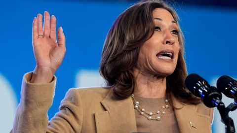 Kamala Harris votó por correo y dice no duda de que su papeleta llegará a California