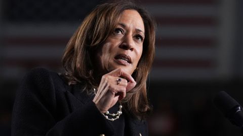 Kamala Harris: campaña admite elección ajustada "increíblemente" y pide calma