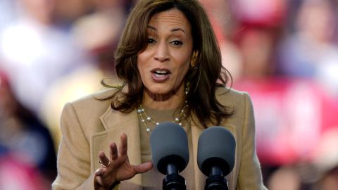 Kamala Harris quiere dar una "visión positiva" en últimos días de campaña