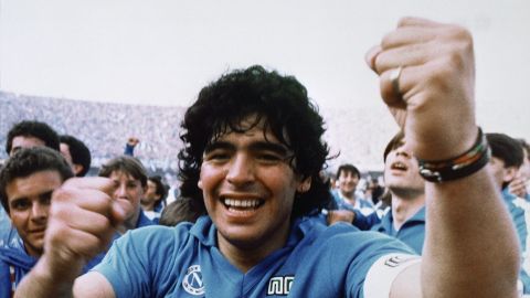 Diego Armando Maradona durante el primer scudetto obtenido por el Napoli.