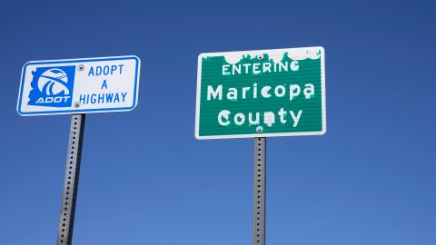 Un cartel en la Ruta 347 que ingresa al condado de Maricopa el miércoles 25 de septiembre de 2024 en Maricopa, Arizona.