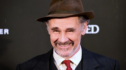 Mark Rylance posando.