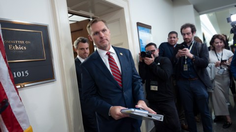 El presidente del Comité de Ética de la Cámara de Representantes, Michael Guest, pasa a toda prisa ante los periodistas sin decir palabra después de que su panel se reunió para considerar la investigación del exrepresentante Matt Gaetz.