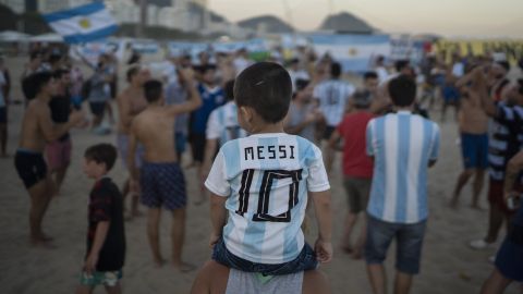 Un pequeño hincha de Messi en un banderazo aficionados argentinos en Brasil.