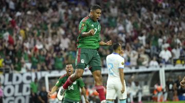 Luis Romo celebra un gol a Honduras en la Copa Oro.