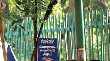 Migrantes hacen fila en estaciones migratorias este lunes, en el municipio de Tapachula en el estado de Chiapas (México).