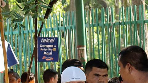 Migrantes hacen fila en estaciones migratorias este lunes, en el municipio de Tapachula en el estado de Chiapas (México).
