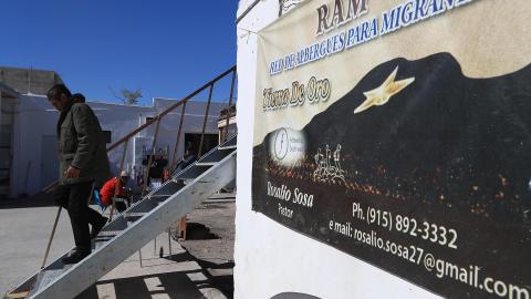 Migrantes permanecen varados en un albergue en espera de resolver su situación migratoria, este viernes, en Ciudad Juárez, Chihuahua (México).