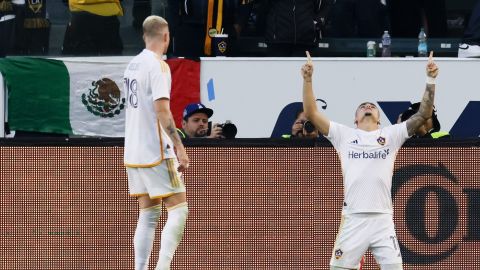 Gabriel Pec celebra ante la mirada de su compañero de equipo Marco Reus después de anotar durante el segundo tiempo de la semifinal de conferencia de la MLS en contra del Minnesota United.